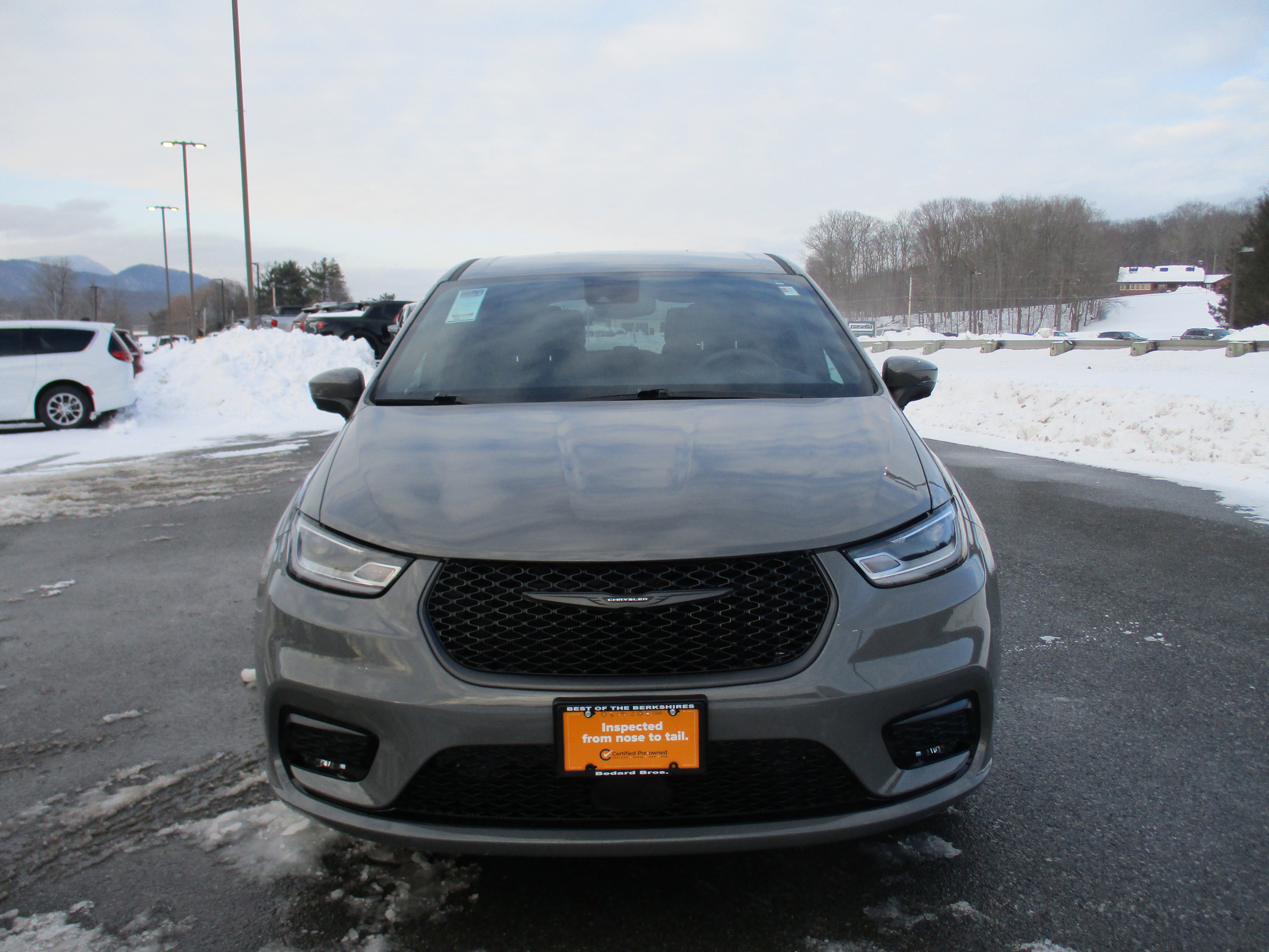Used 2023 Chrysler Pacifica Touring-L w/ S Appearance Package image 2