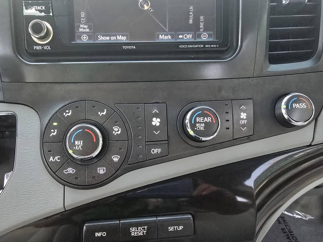 Used 2012 Toyota Sienna LE FWD image 32