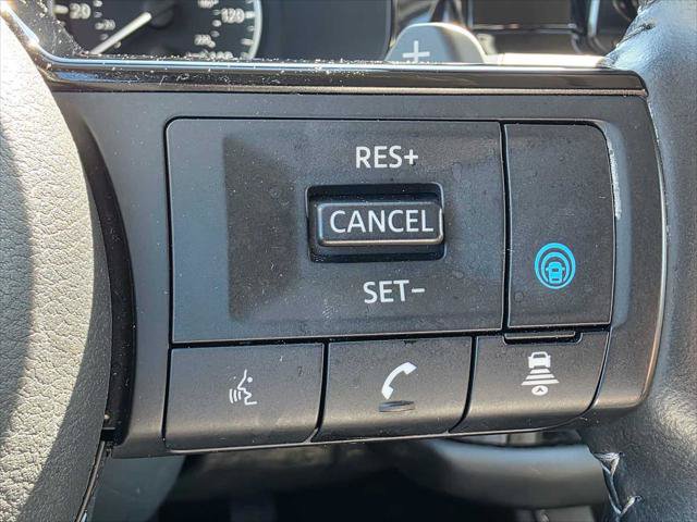 Used 2025 Nissan Pathfinder SL AWD/4WD image 32