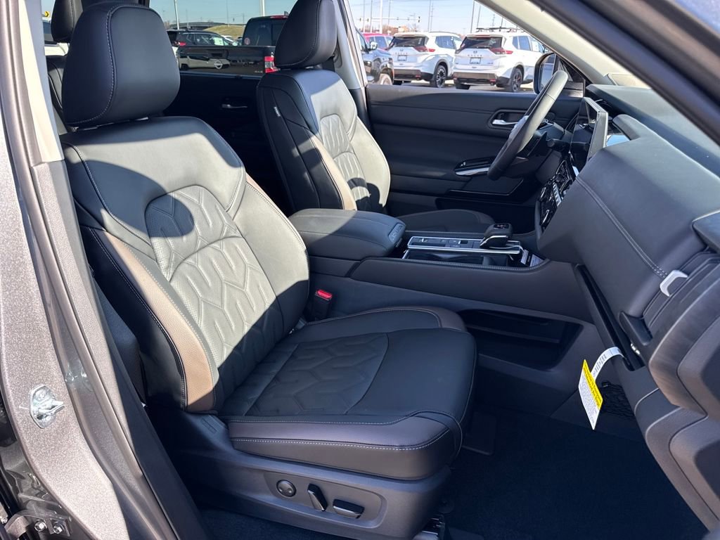 New 2026 Nissan Pathfinder Platinum image 13