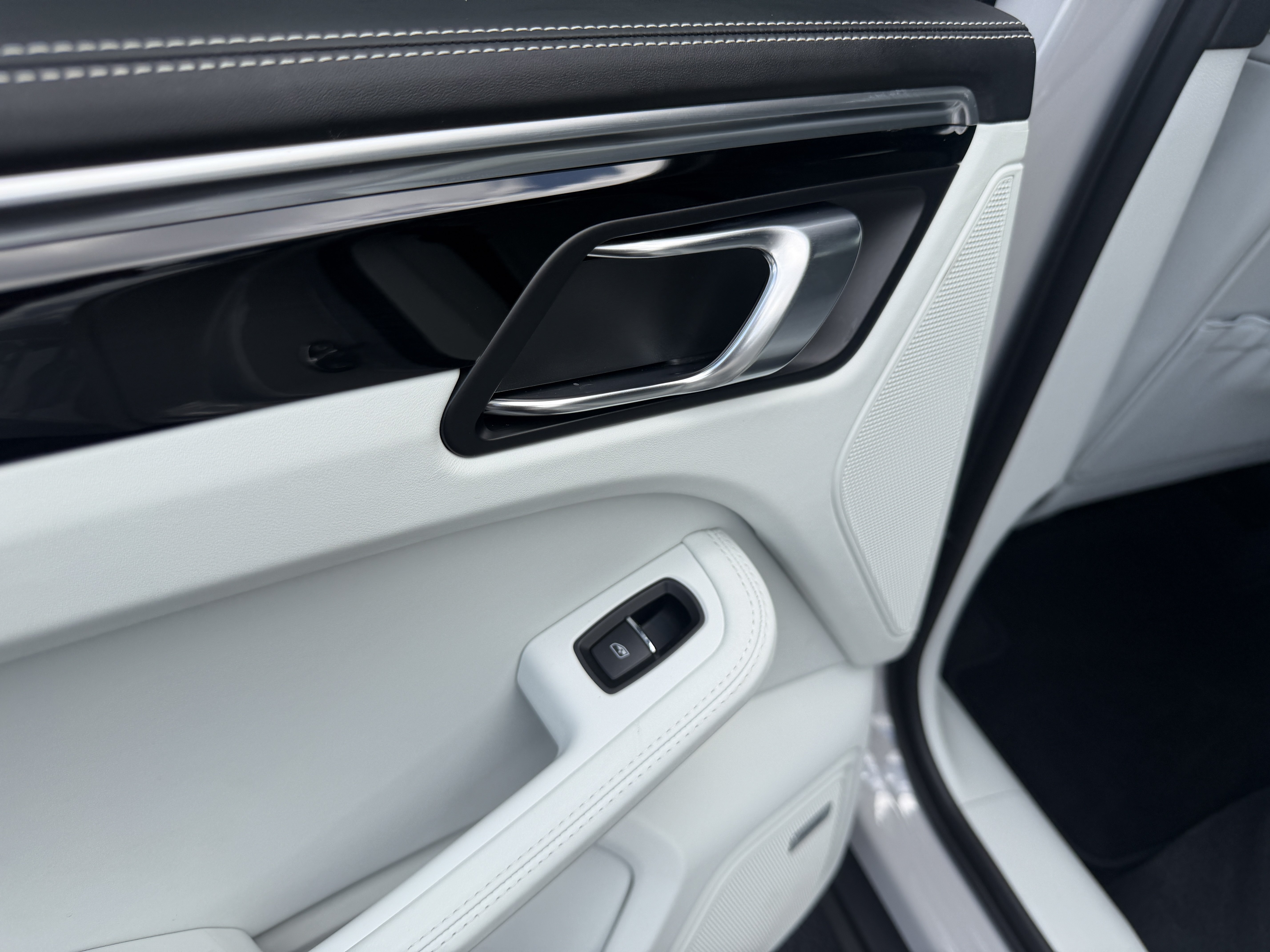 Certified 2024 Porsche Macan AWD/4WD image 25