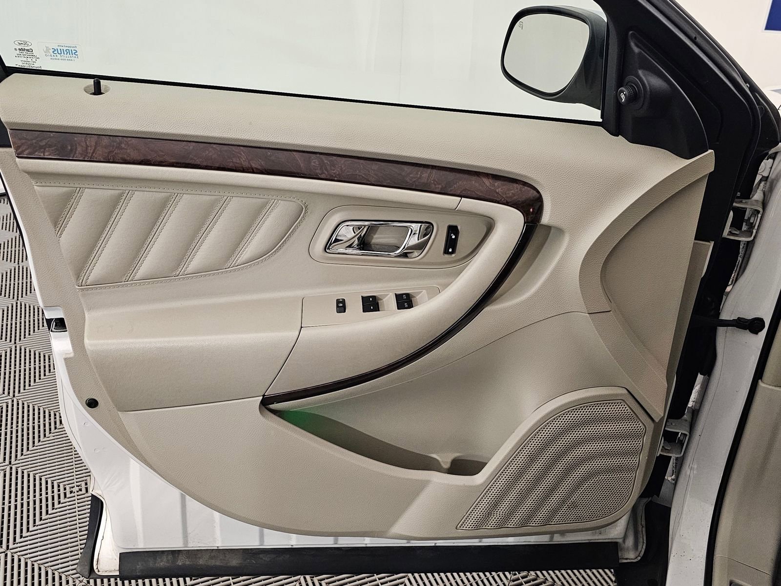 Used 2010 Ford Taurus Limited image 12