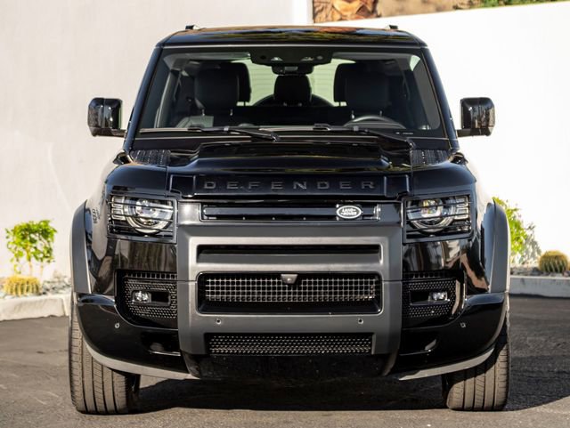 Used 2025 Land Rover Defender 90 X-Dynamic SE image 3