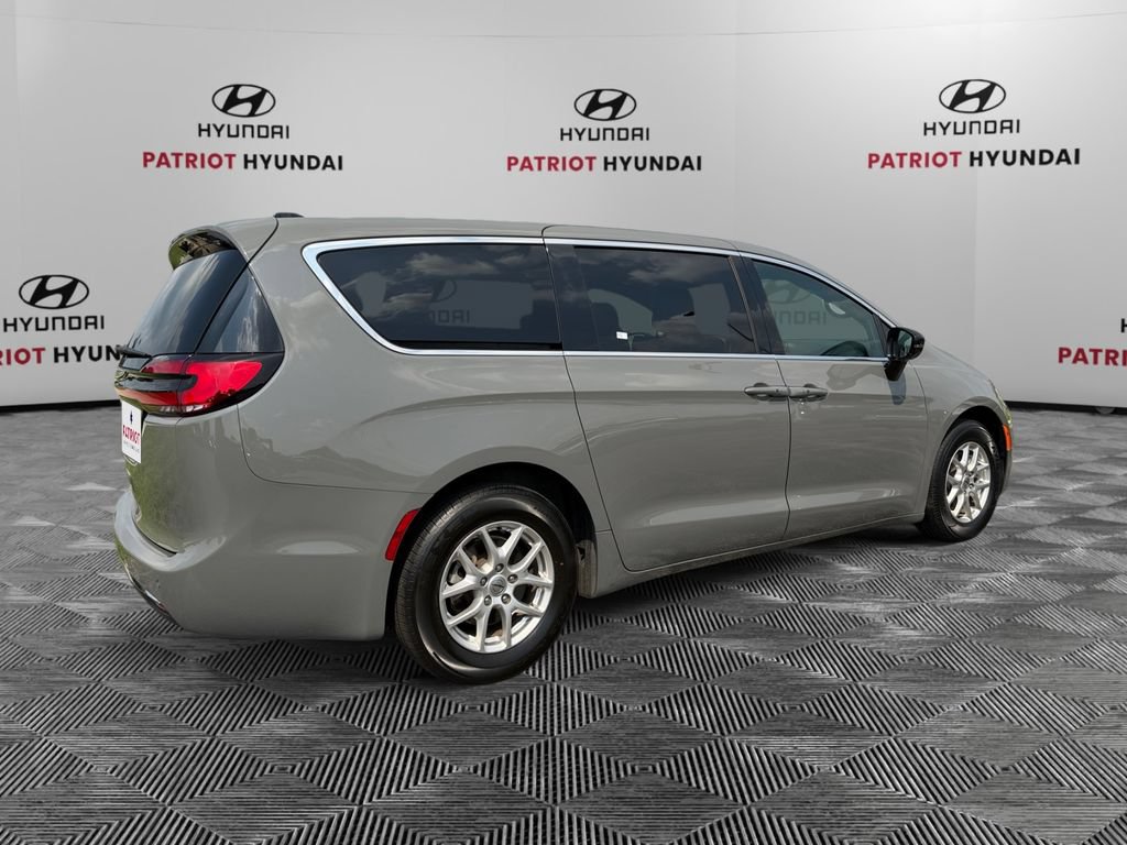 Used 2025 Chrysler Pacifica Select FWD image 3