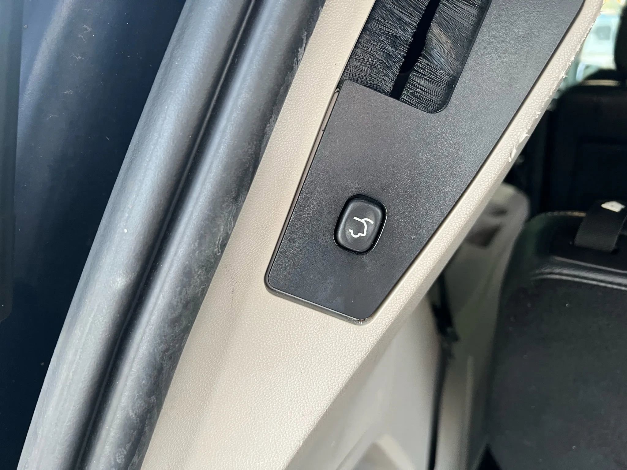 Used 2013 Chrysler Town & Country Touring-L w/ Entertainment Group #2 FWD image 17