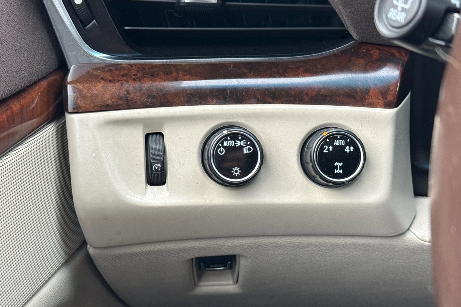 Used 2015 Cadillac Escalade Premium image 36