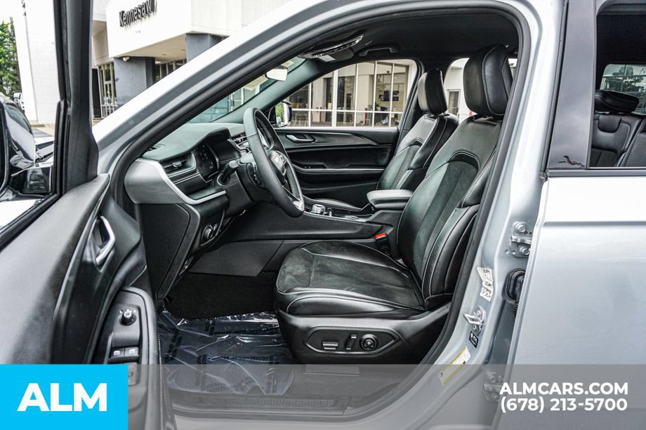 Used 2025 Jeep Grand Cherokee Altitude AWD/4WD image 18