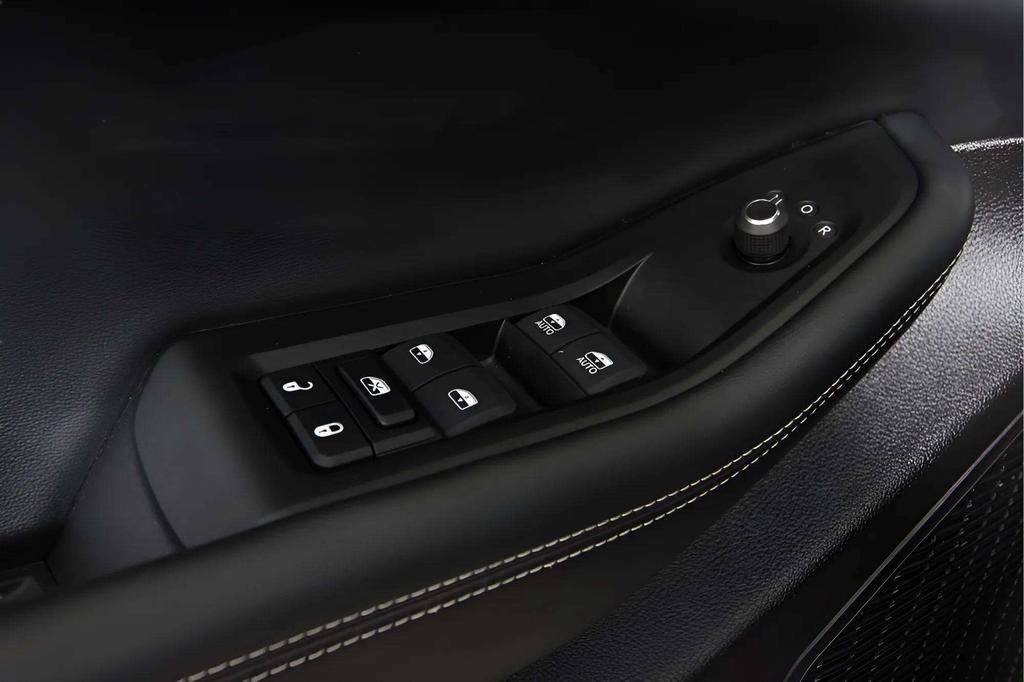 Used 2024 Jeep Grand Cherokee Altitude image 15