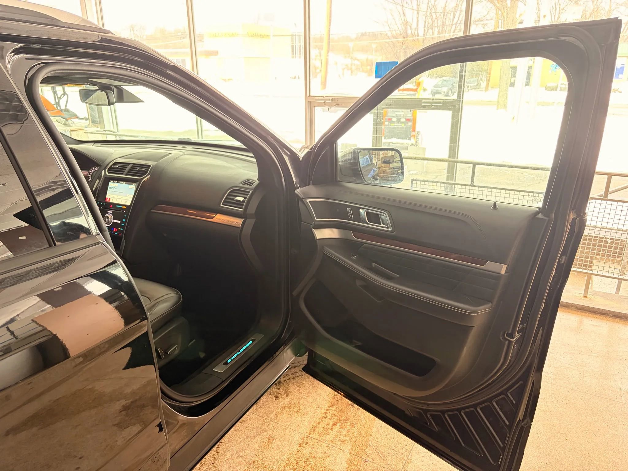 Used 2017 Ford Explorer Platinum image 21