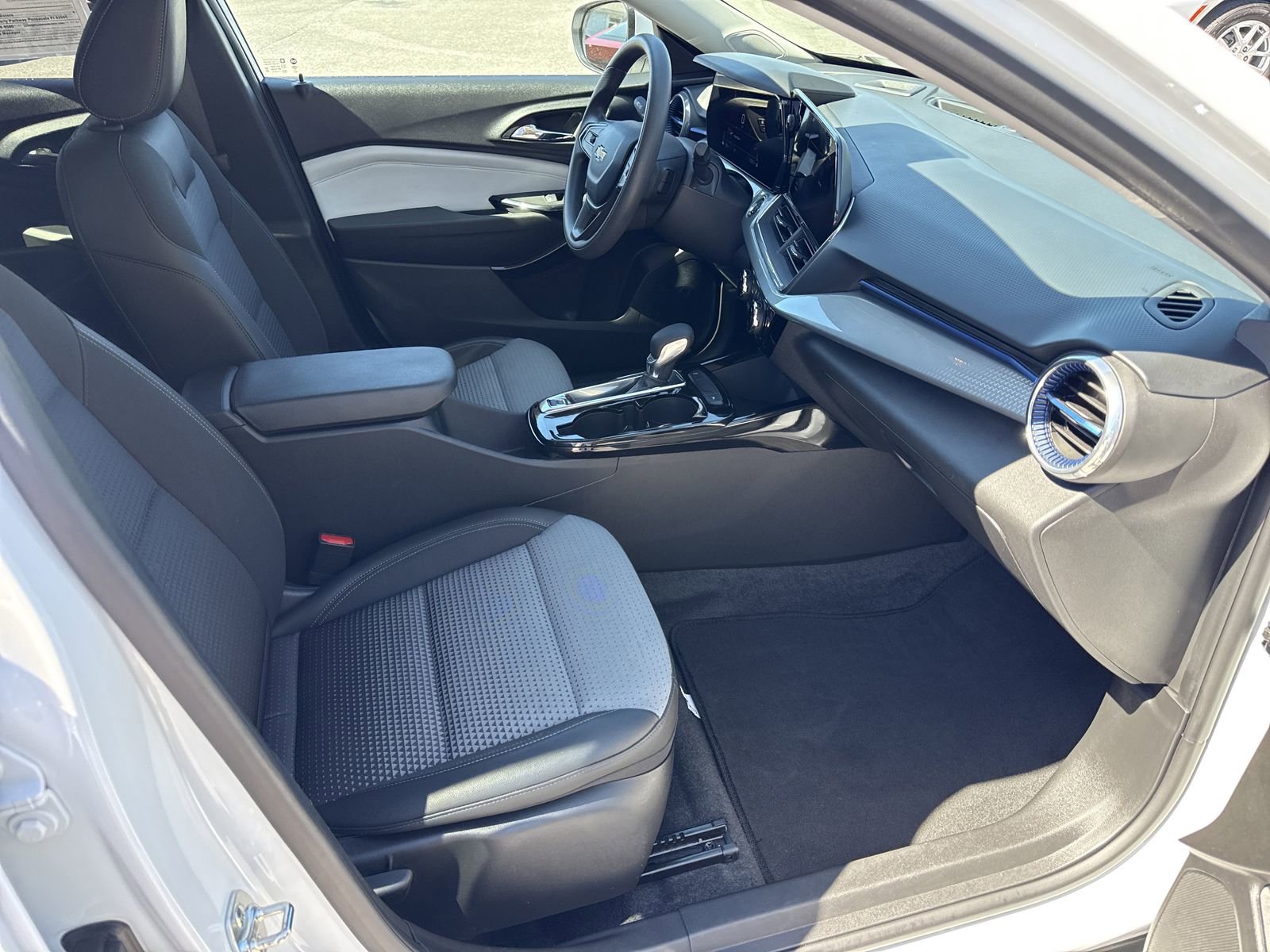 Used 2024 Chevrolet Trax LT FWD image 28