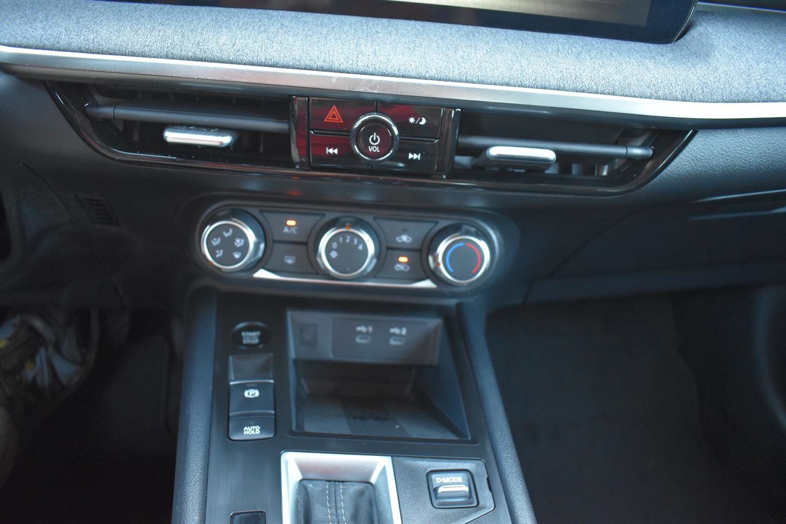 Certified 2025 Nissan Kicks SV image 24