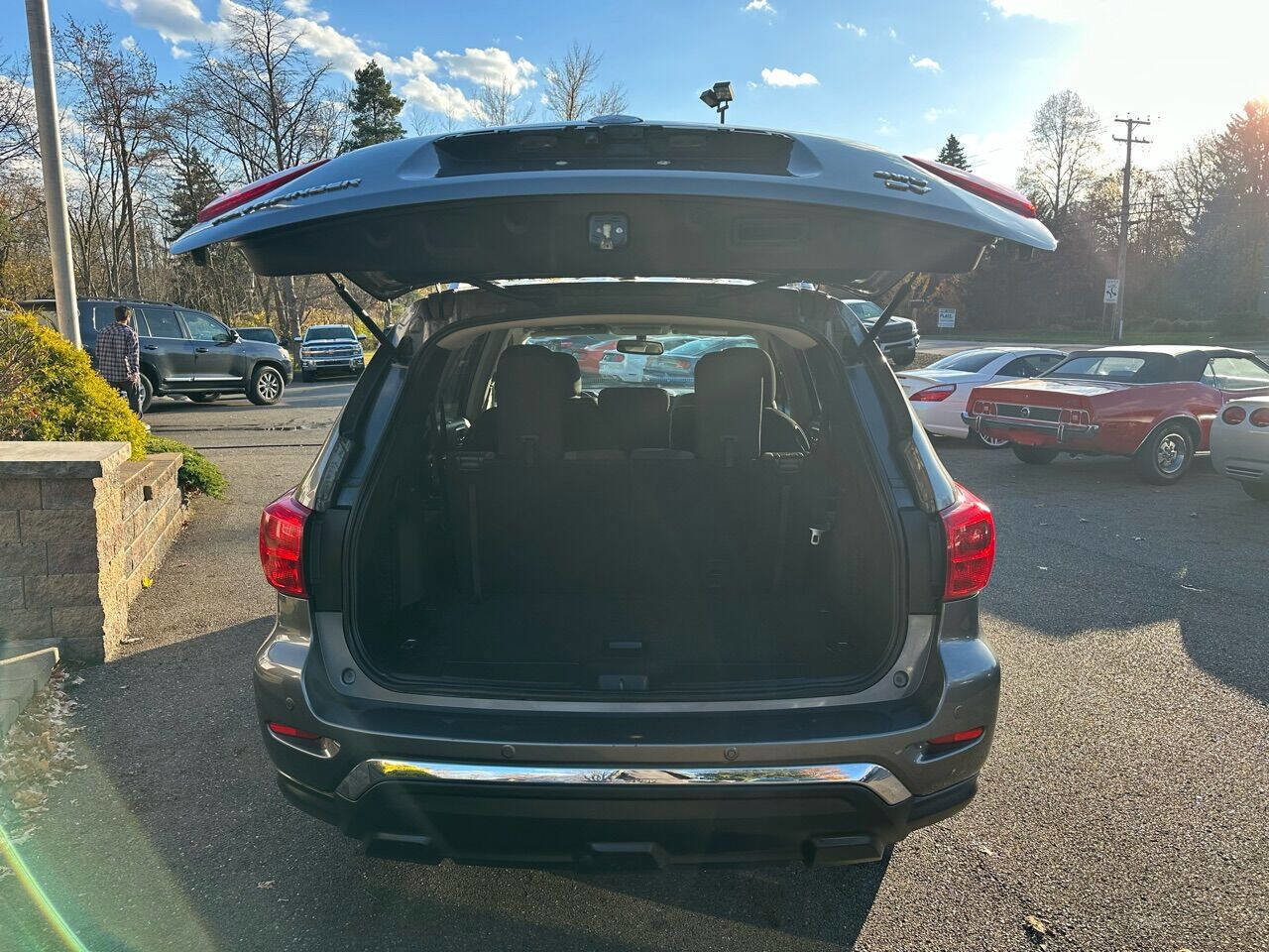 Used 2018 Nissan Pathfinder SV image 6