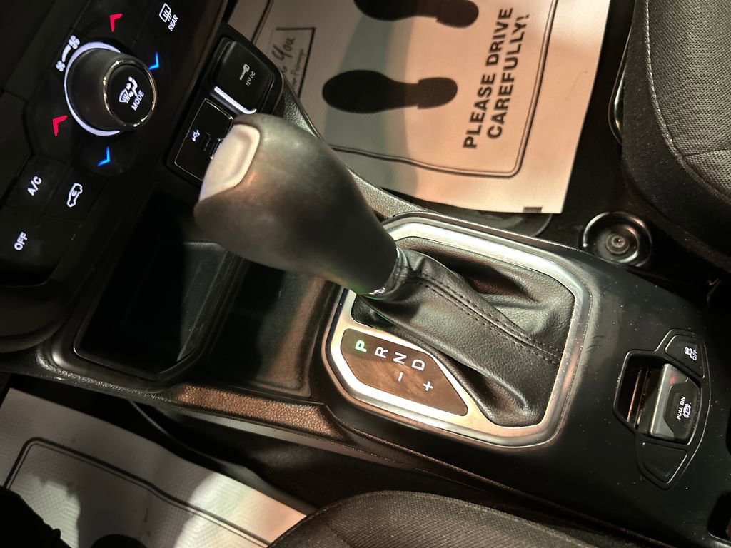 Used 2019 Jeep Renegade Latitude w/ Cold Weather Group FWD image 18