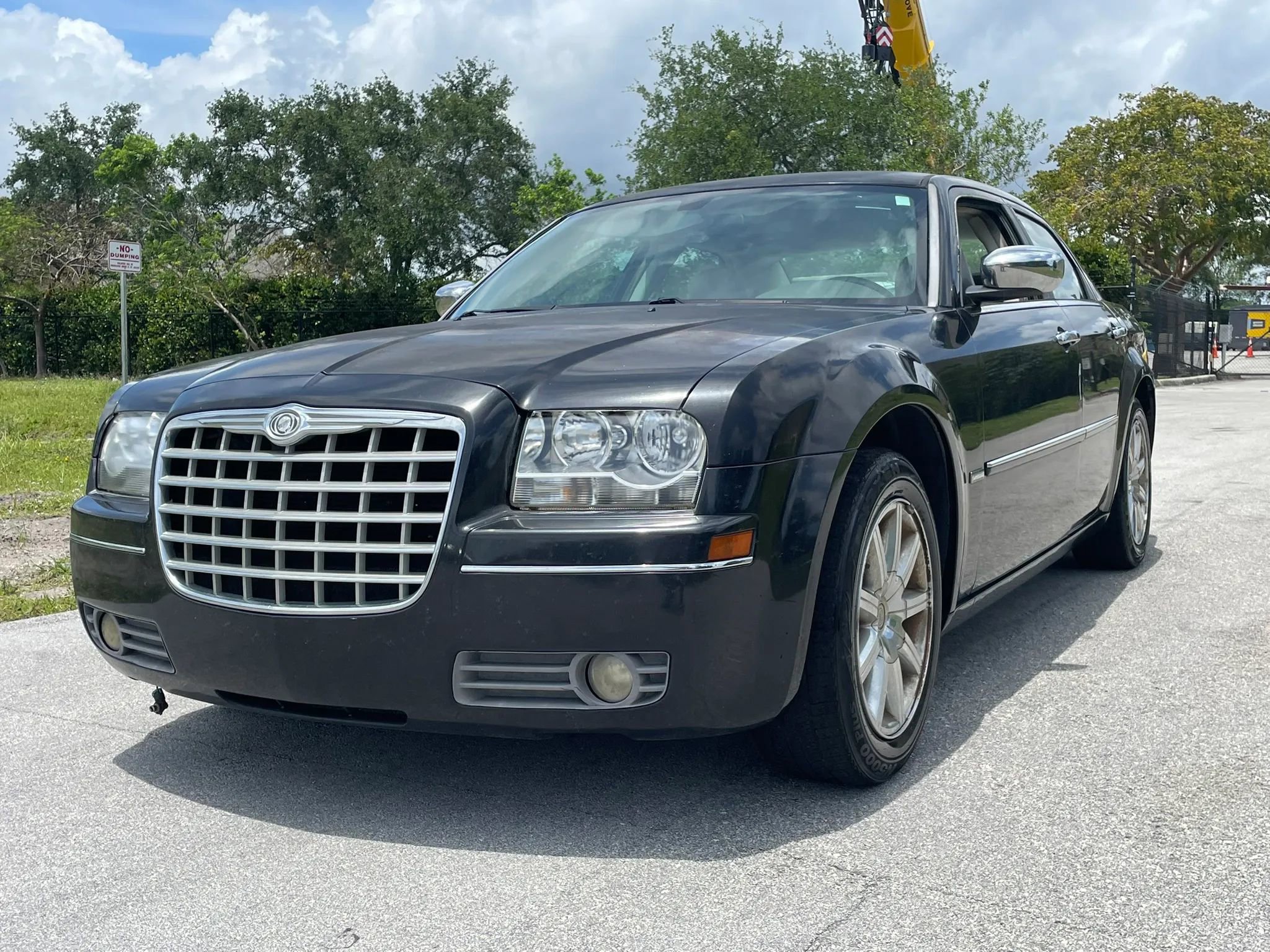 Used 2010 Chrysler 300 Touring RWD image 4