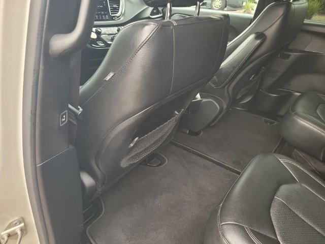 Used 2020 Chrysler Pacifica Touring-L w/ Advanced Safetytec Group FWD image 12