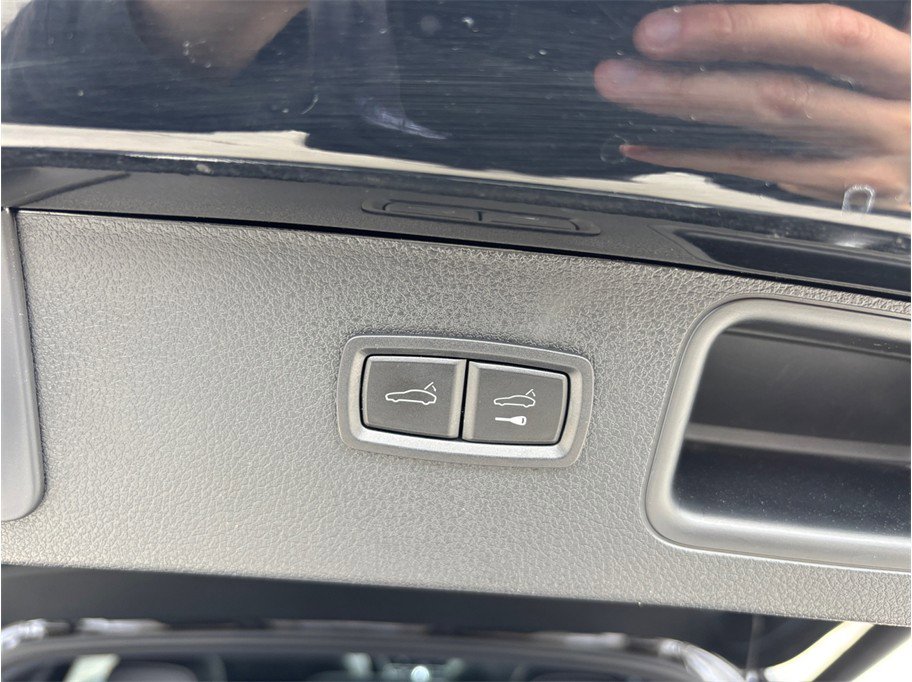 Used 2023 Porsche Macan Turbo image 49