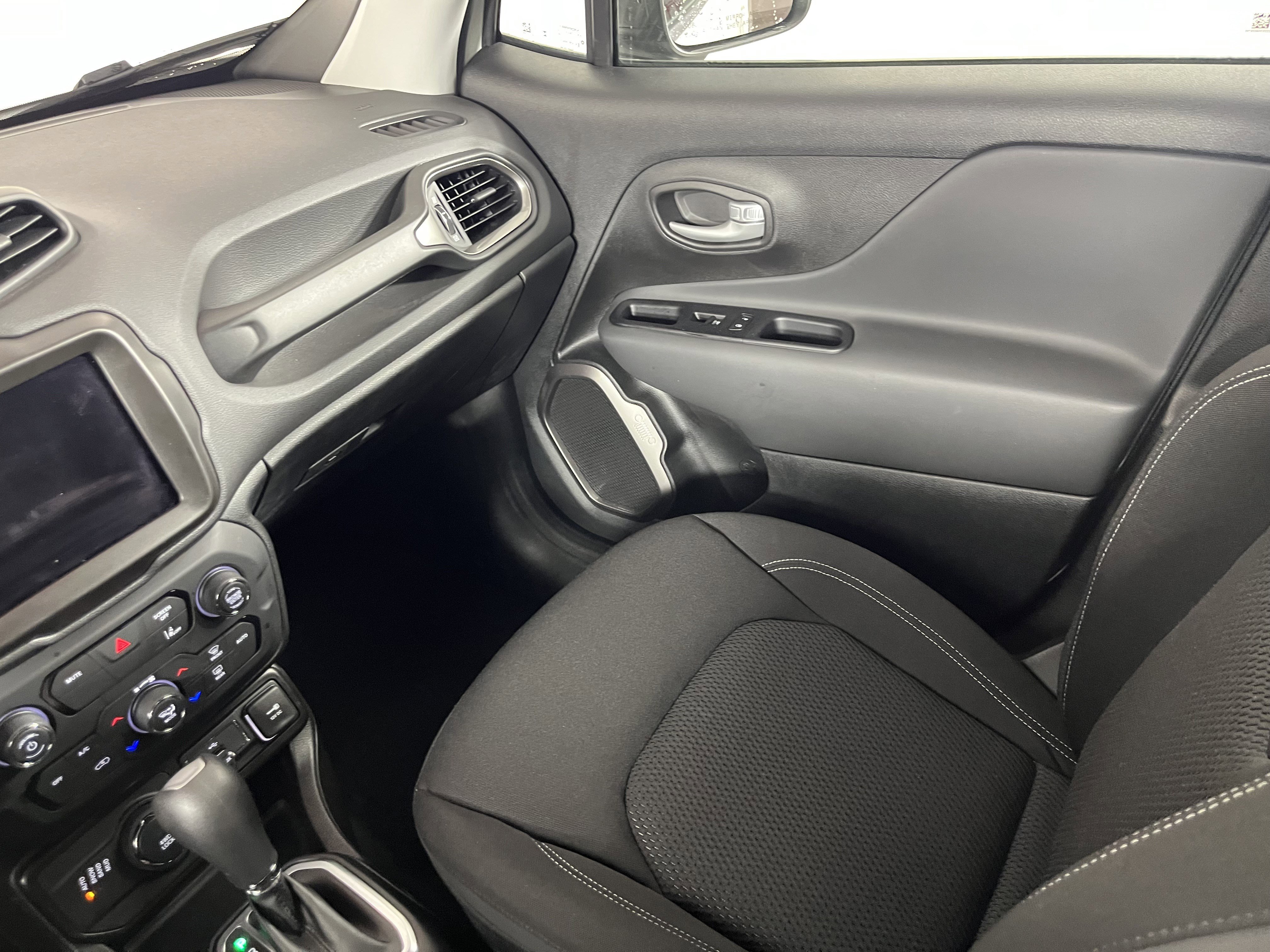 Used 2023 Jeep Renegade Latitude w/ Premium Group AWD/4WD image 11