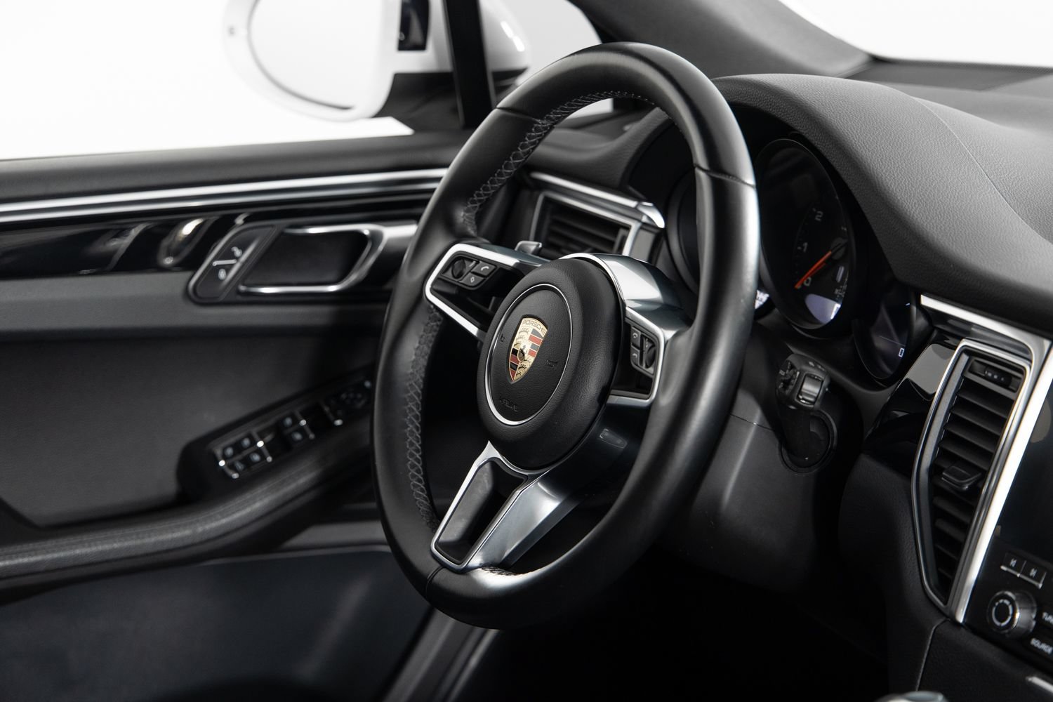 Used 2018 Porsche Macan AWD/4WD image 25