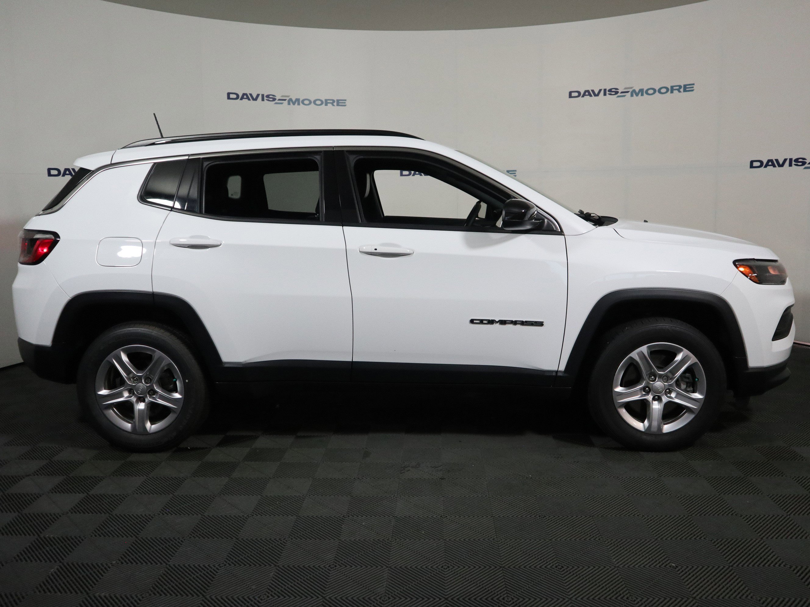Used 2023 Jeep Compass Latitude AWD/4WD image 4
