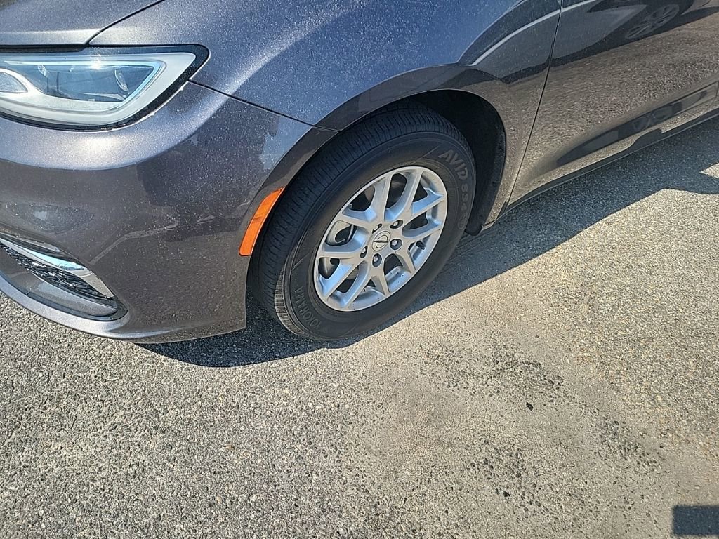 Used 2023 Chrysler Pacifica Touring-L FWD image 2