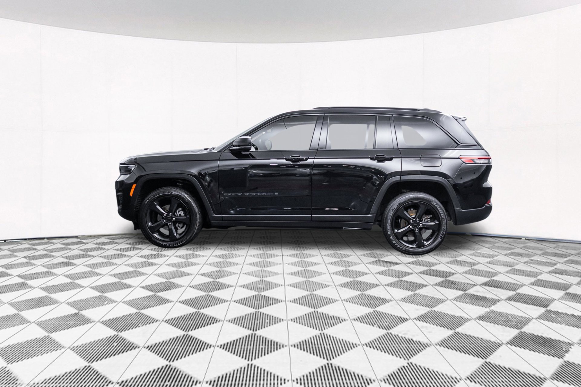 Used 2023 Jeep Grand Cherokee Altitude AWD/4WD image 8