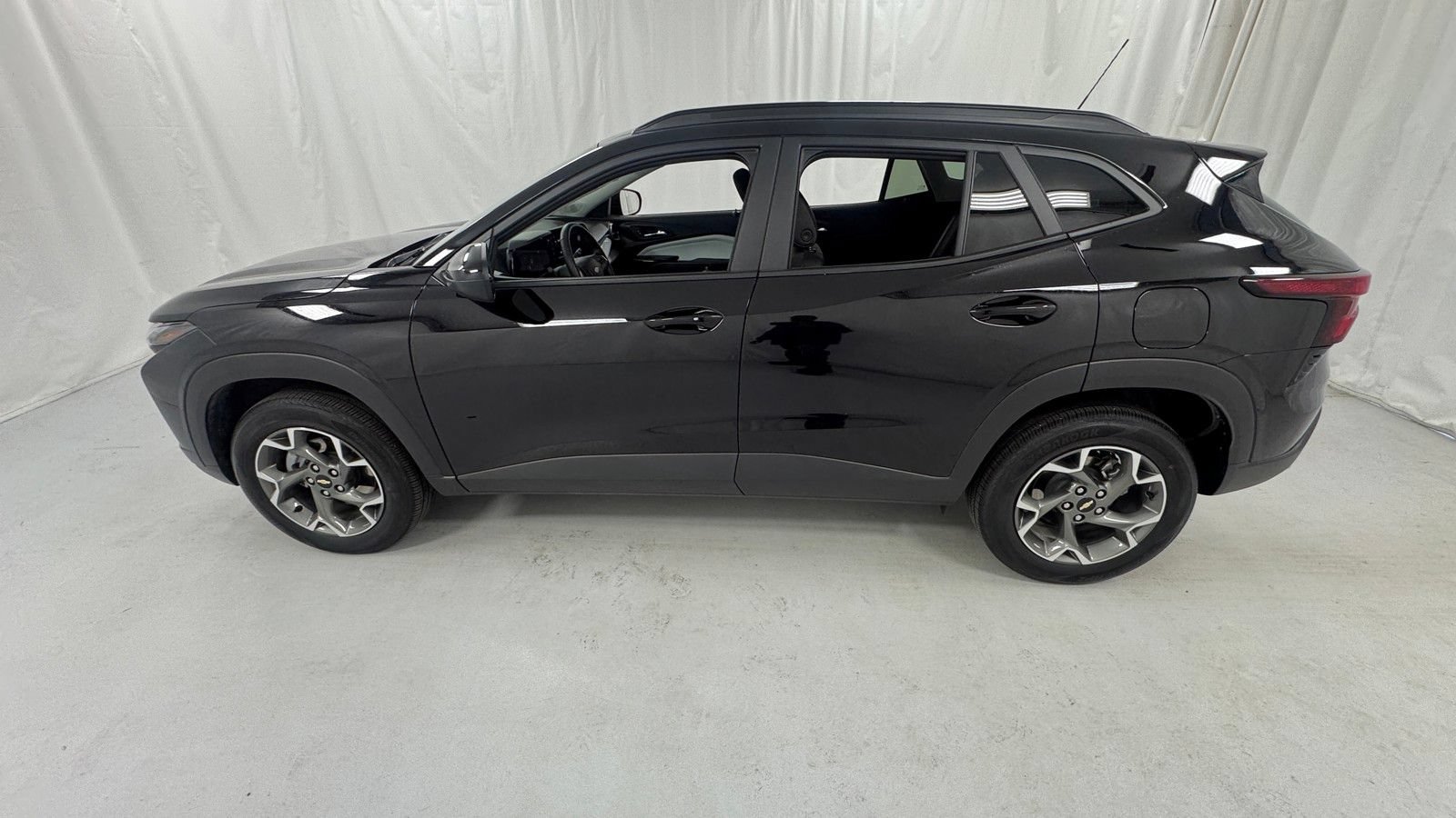 Used 2025 Chevrolet Trax LT w/ LT Convenience Package FWD image 6