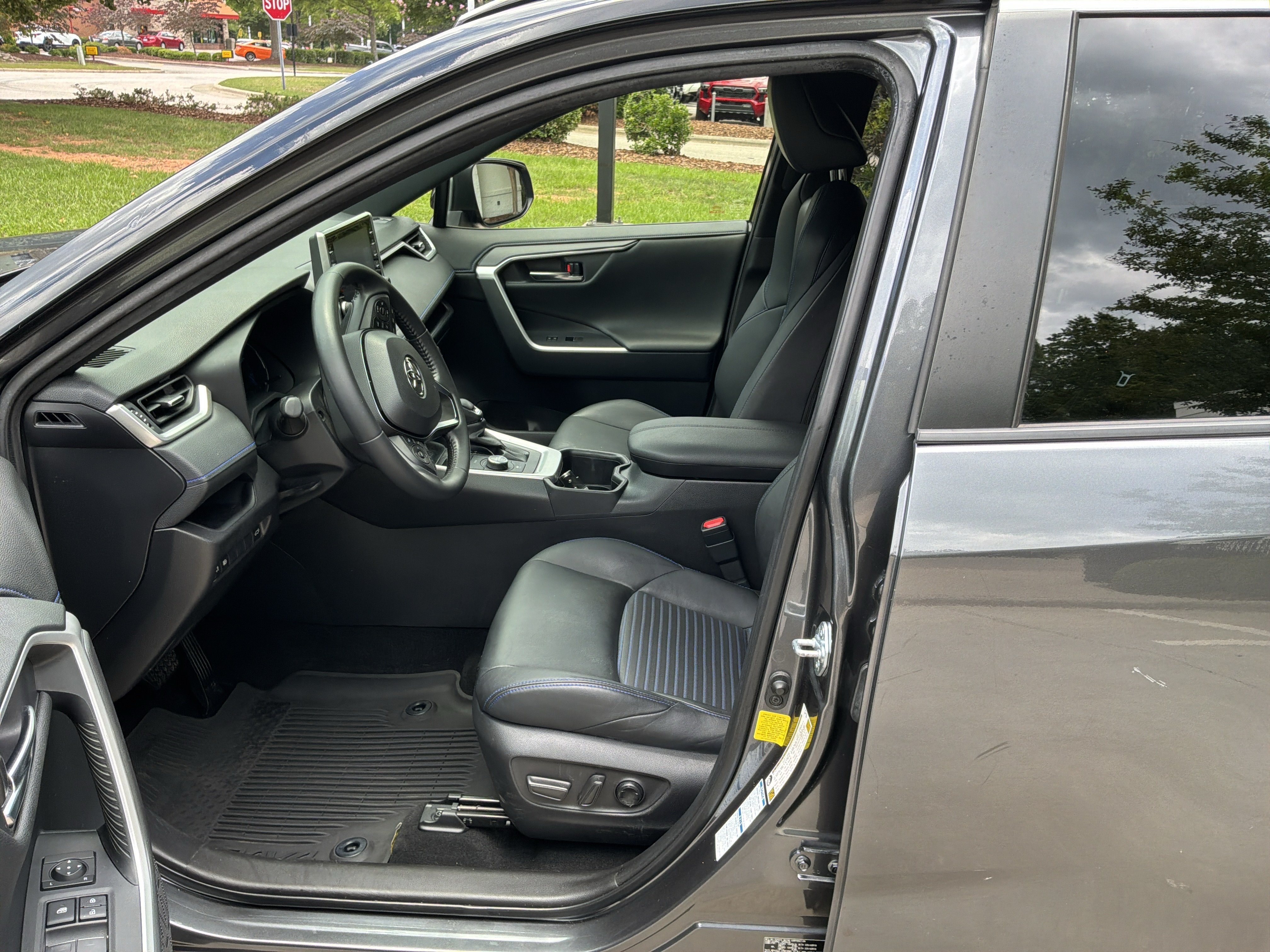 Used 2022 Toyota RAV4 XSE AWD/4WD image 16