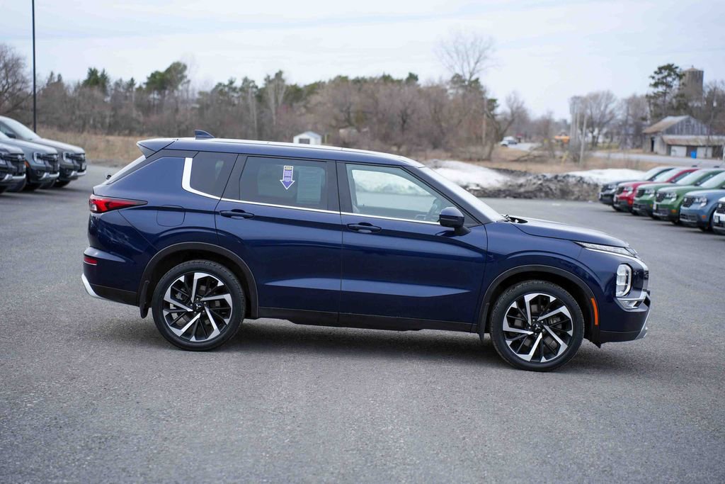 Used 2023 Mitsubishi Outlander SE image 4