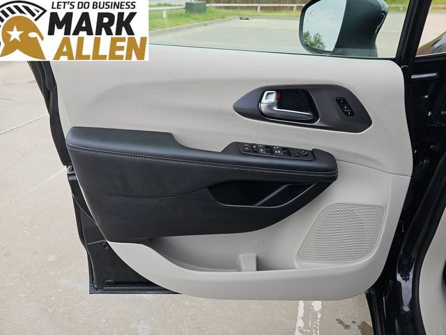 Used 2023 Chrysler Pacifica Touring-L FWD image 21