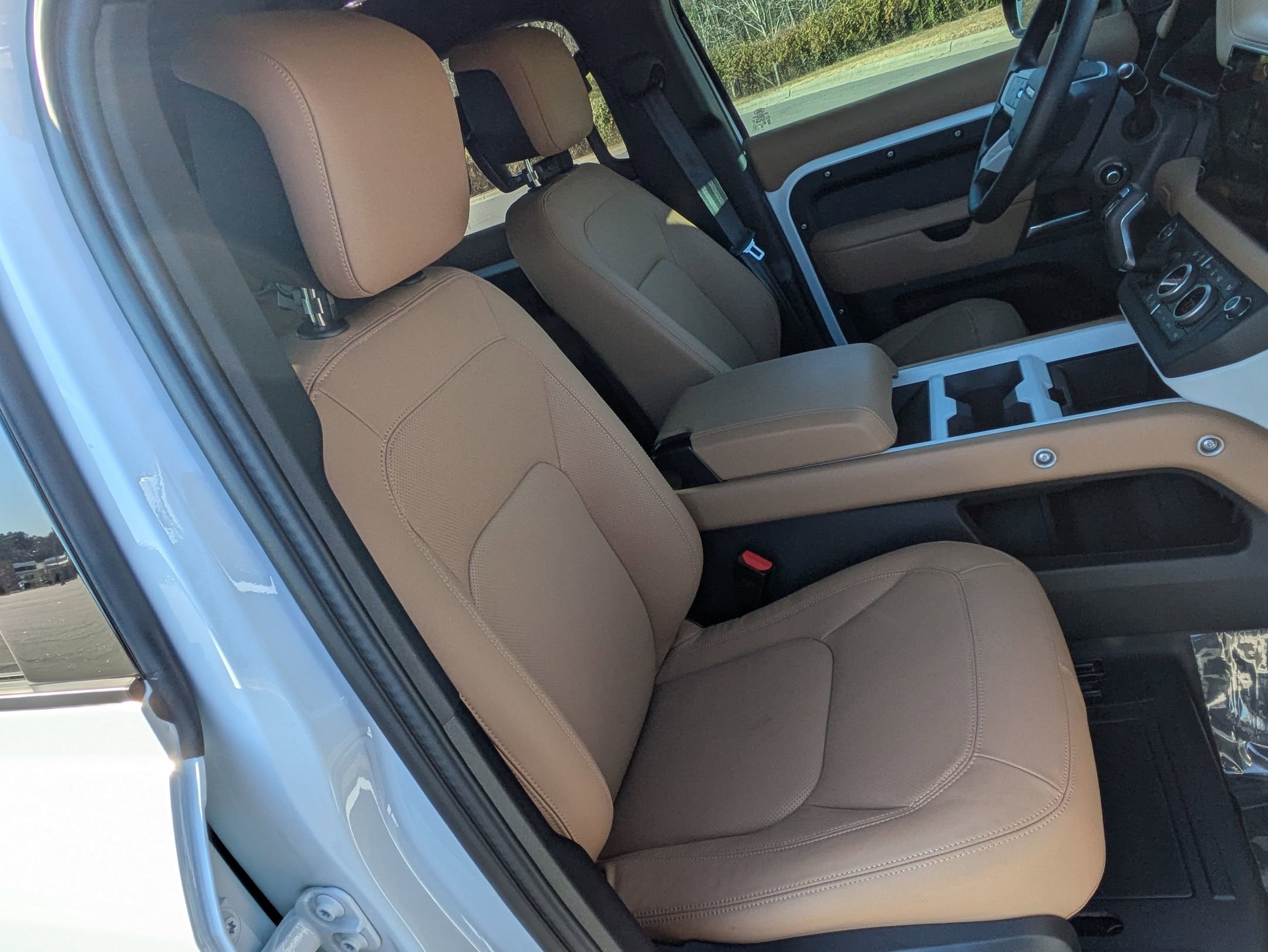 Certified 2025 Land Rover Defender 110 X-Dynamic SE image 31