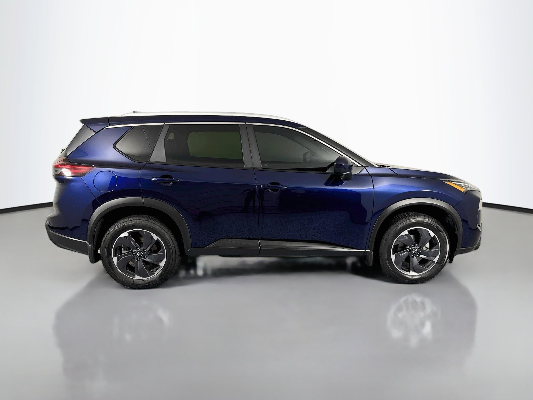 Used 2024 Nissan Rogue SV w/ SV Premium Package AWD/4WD image 4