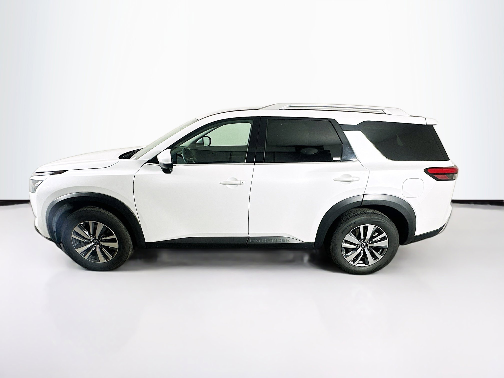 Used 2025 Nissan Pathfinder SL FWD image 4