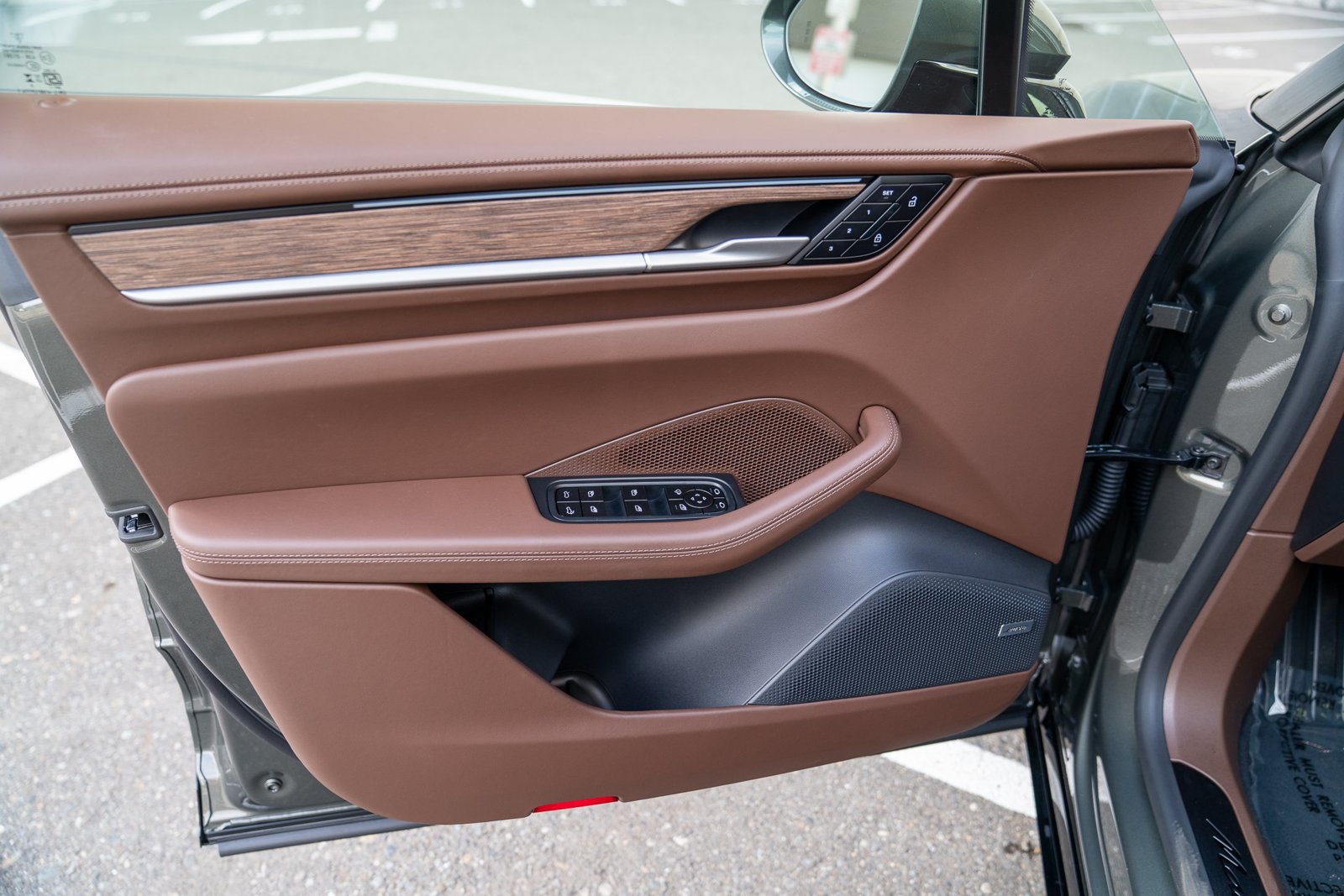 Certified 2025 Porsche Macan Turbo Electric AWD/4WD image 10