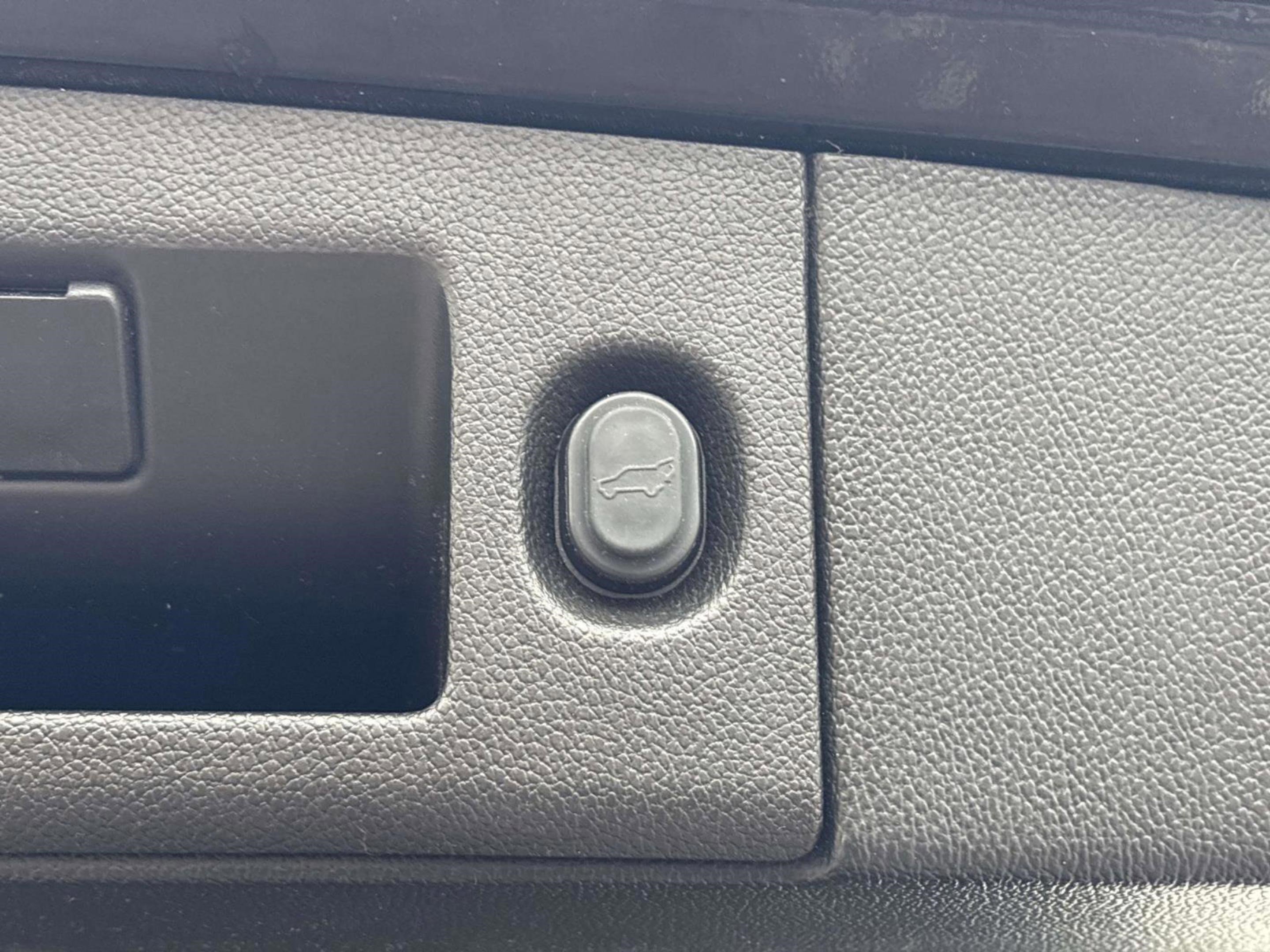 Used 2017 GMC Yukon SLT image 13