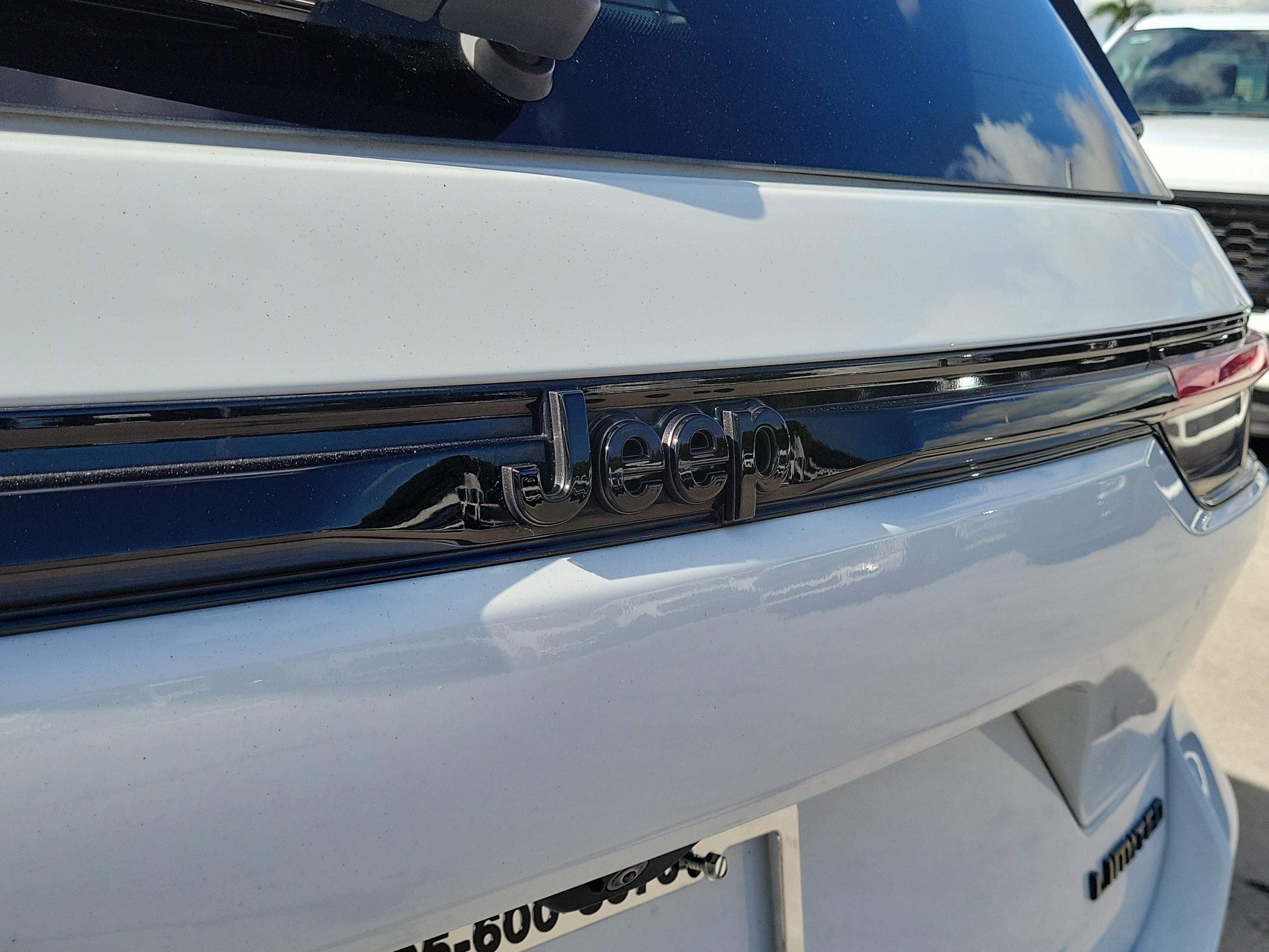 Used 2023 Jeep Grand Cherokee Limited w/ Luxury Tech Group II image 30