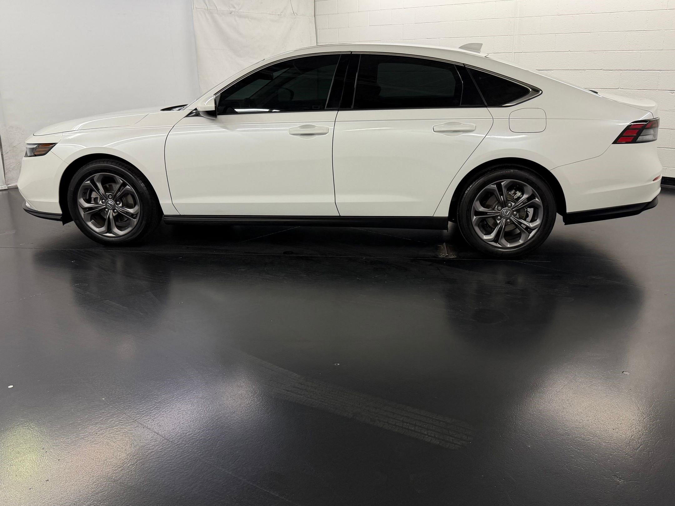 Certified 2023 Honda Accord EX image 2