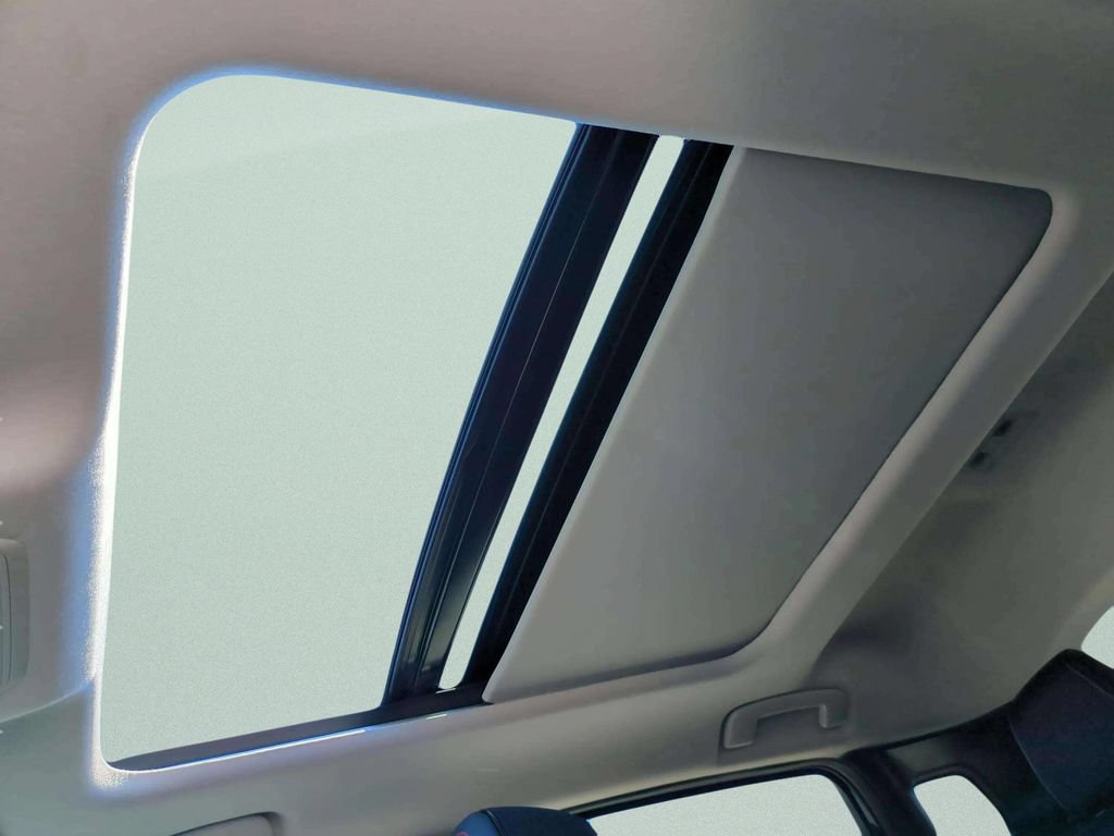 New 2026 Nissan Kicks SR w/ SR Premium Package FWD image 18