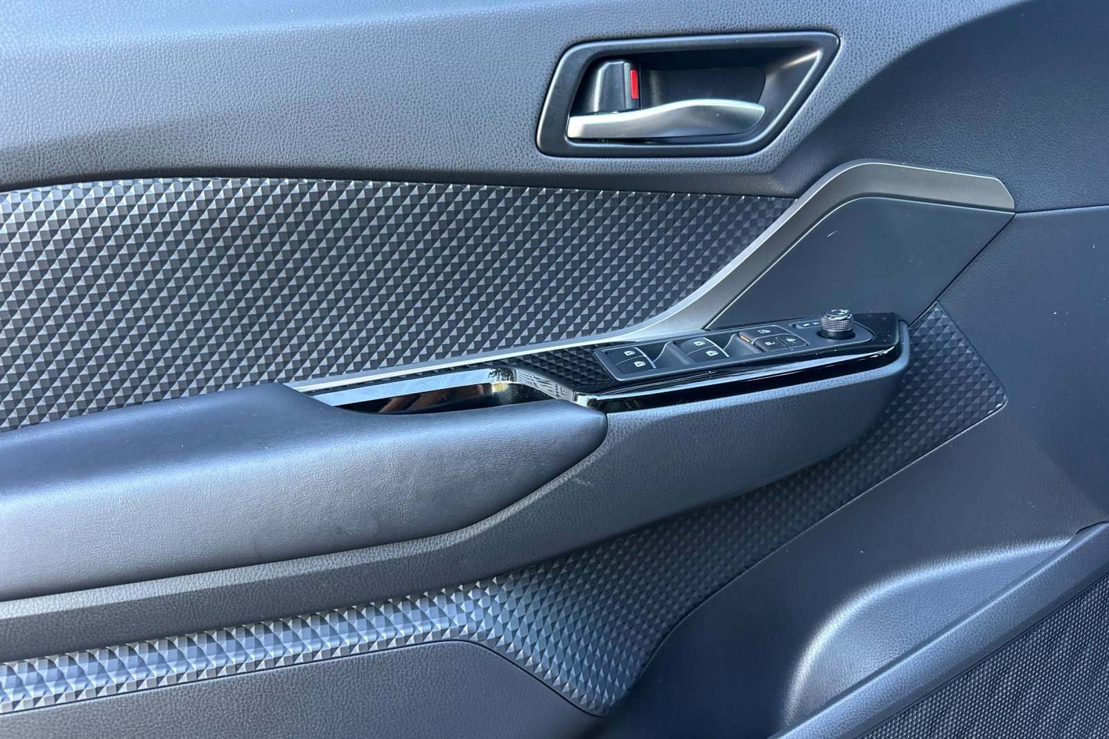 Used 2019 Toyota C-HR XLE image 12