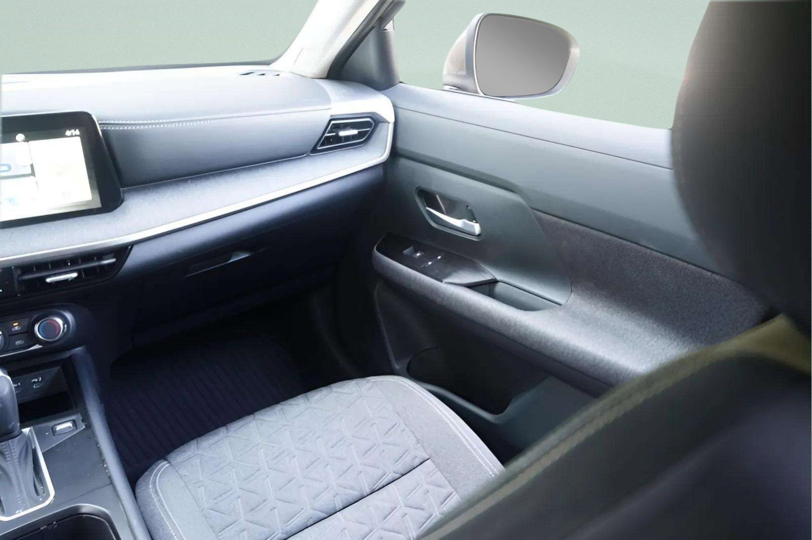 Used 2025 Nissan Kicks SV image 38