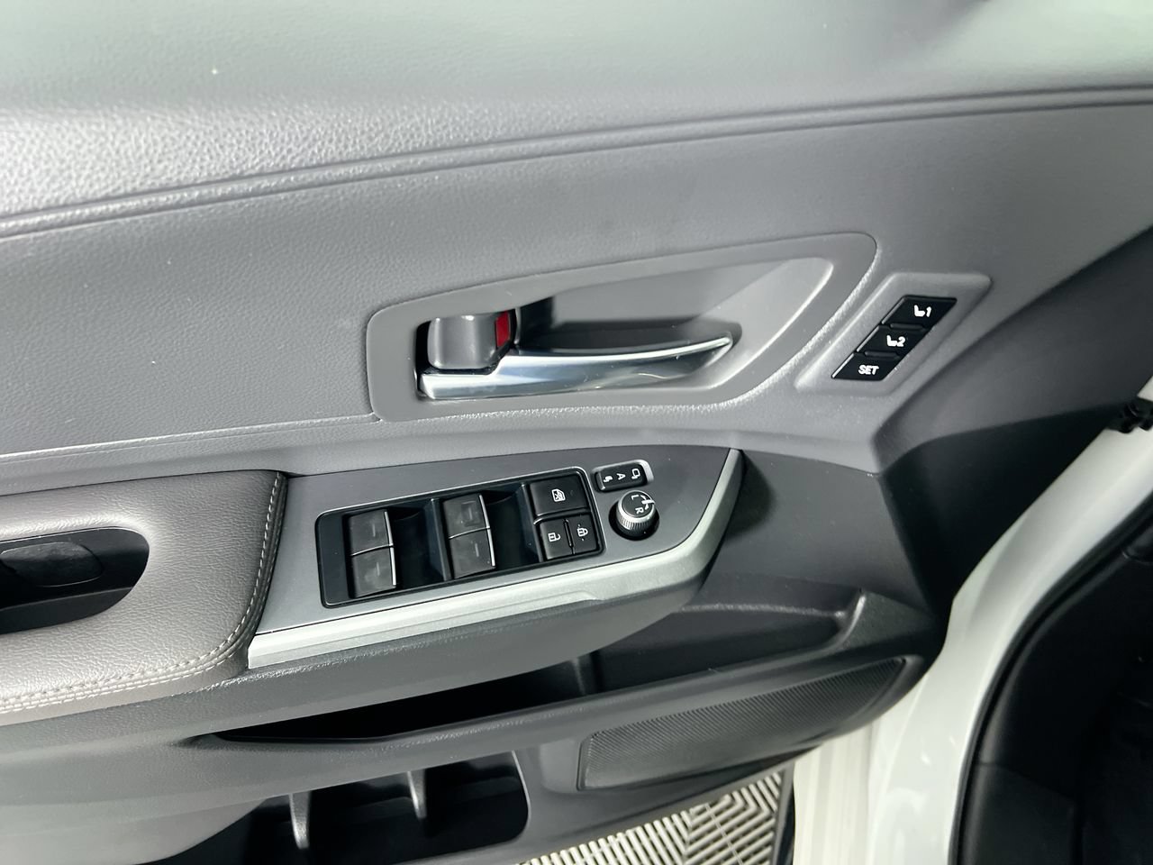 Used 2023 Toyota Sienna XSE FWD image 10