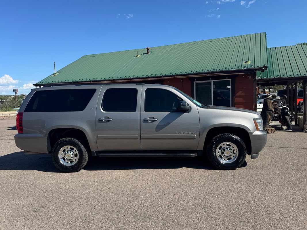 Used 2007 Chevrolet Suburban 2500 LT w/ LT Preferred Equipment Group AWD/4WD image 2