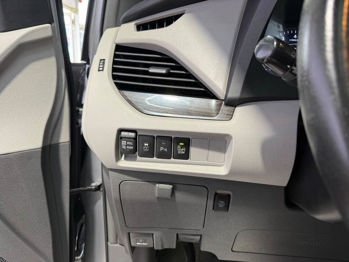 Used 2017 Toyota Sienna XLE w/ XLE Navigation Package AWD/4WD image 18