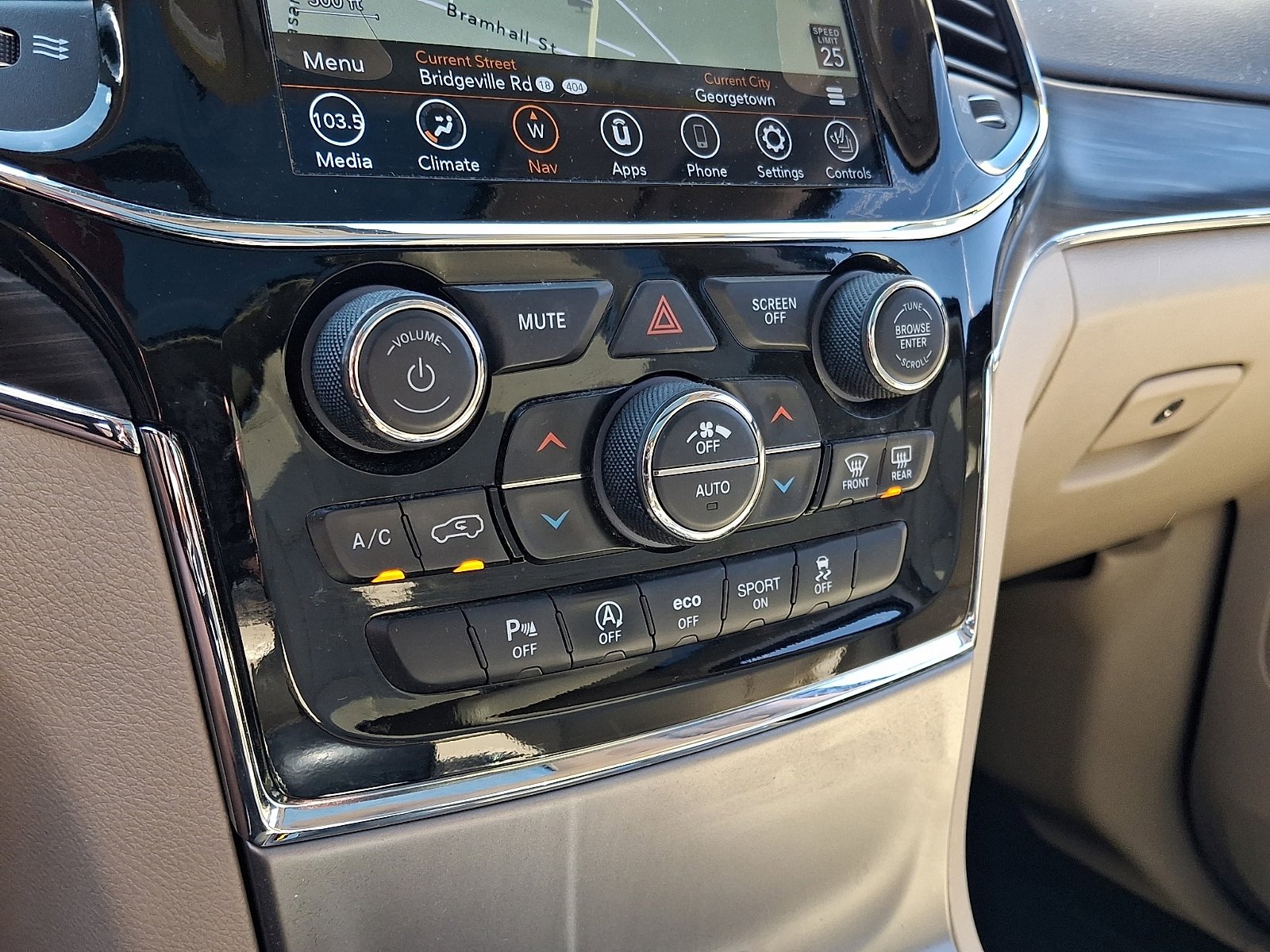 Used 2020 Jeep Grand Cherokee Limited w/ Luxury Group II image 16
