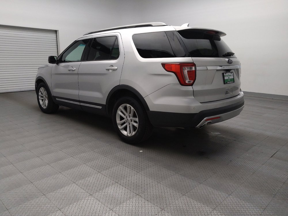 Used 2017 Ford Explorer XLT w/ Equipment Group 202A image 5