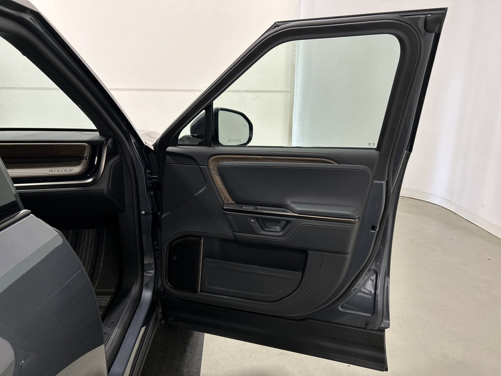 Used 2025 Rivian R1T Premium AWD/4WD image 18