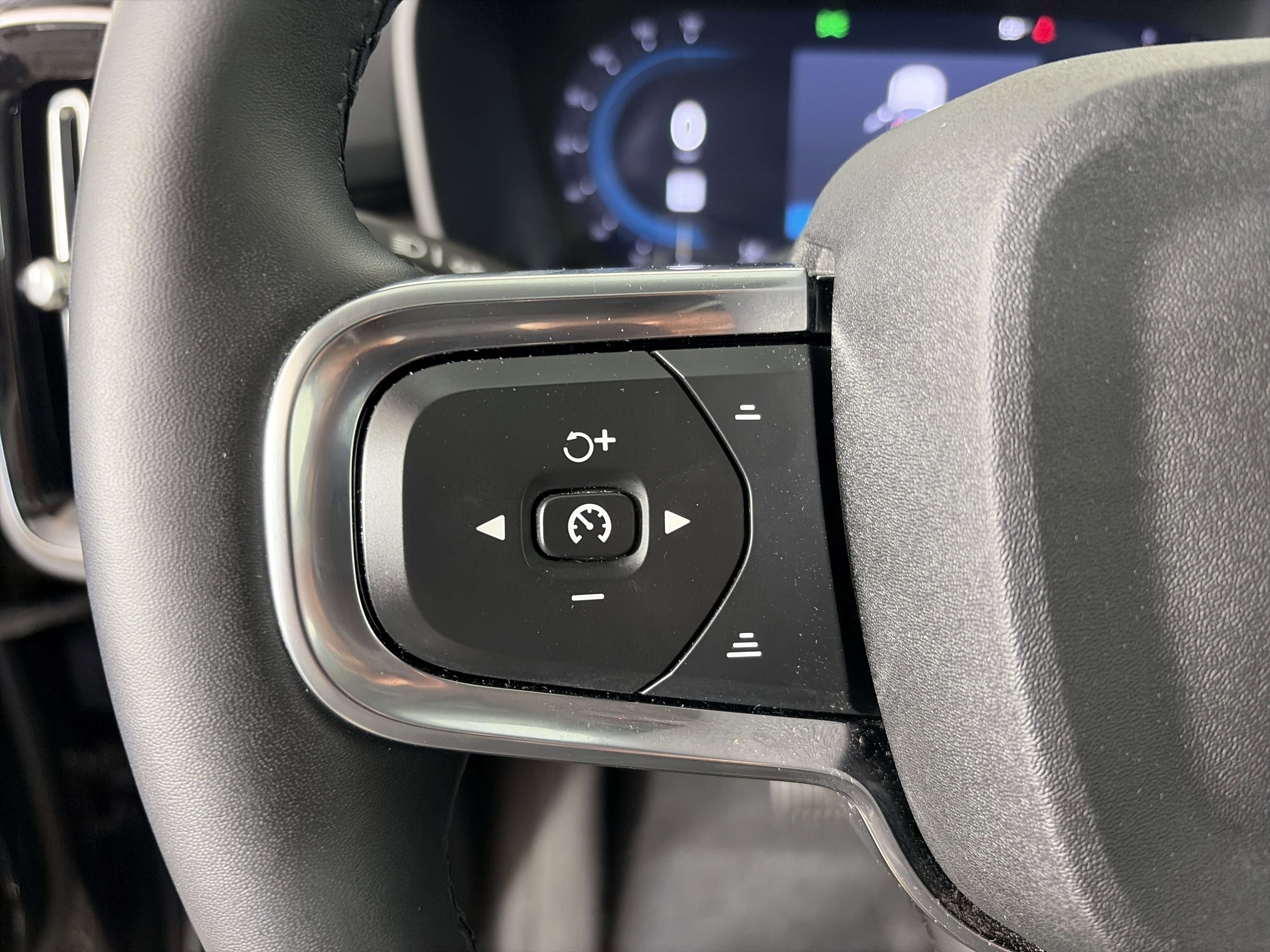 Used 2025 Volvo XC40 B5 Core image 31