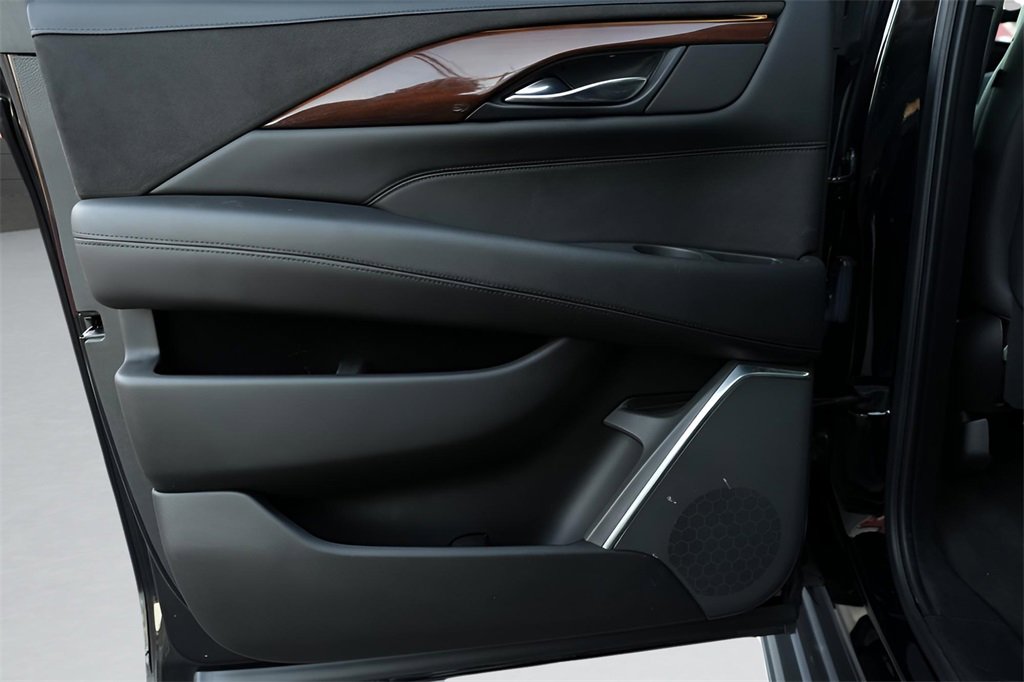 Used 2020 Cadillac Escalade ESV 4WD image 32