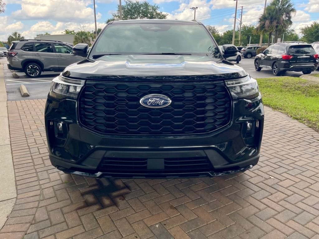 Used 2025 Ford Explorer ST-Line w/ ST-Line Street Pack AWD/4WD image 9