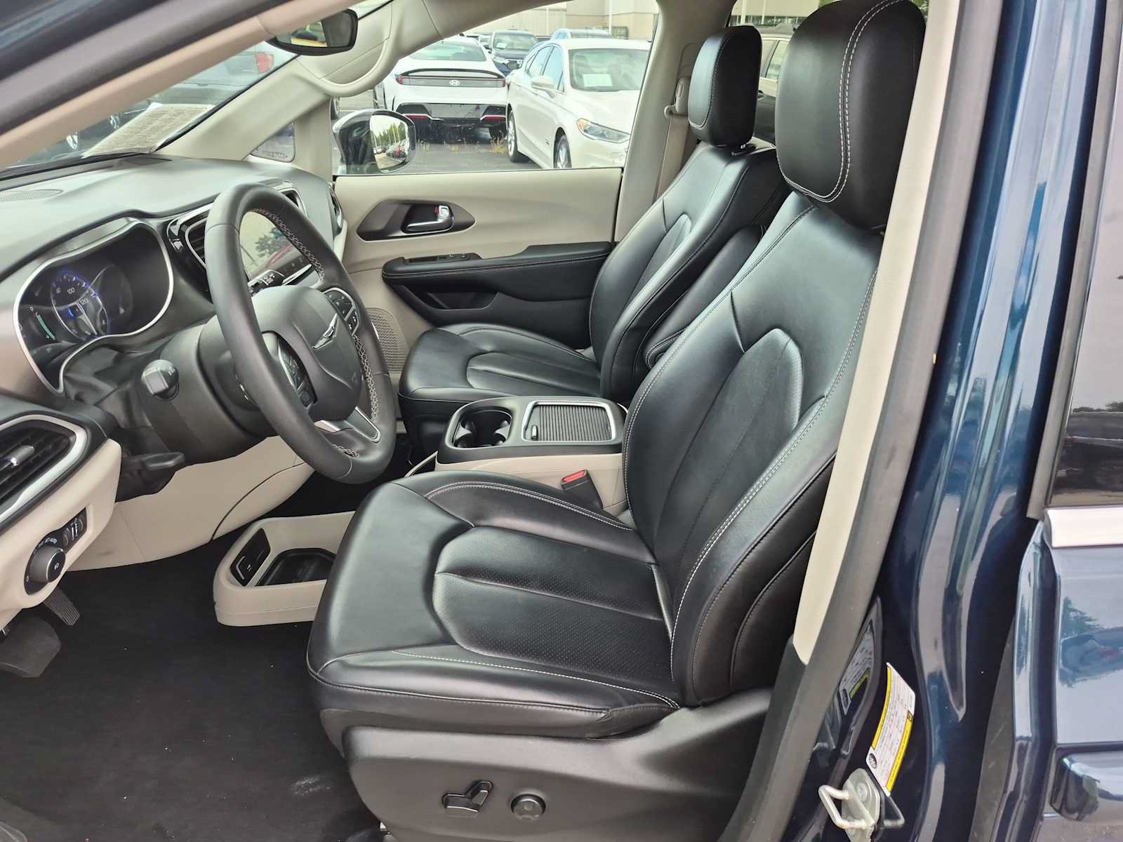 Used 2024 Chrysler Pacifica Touring-L FWD image 16