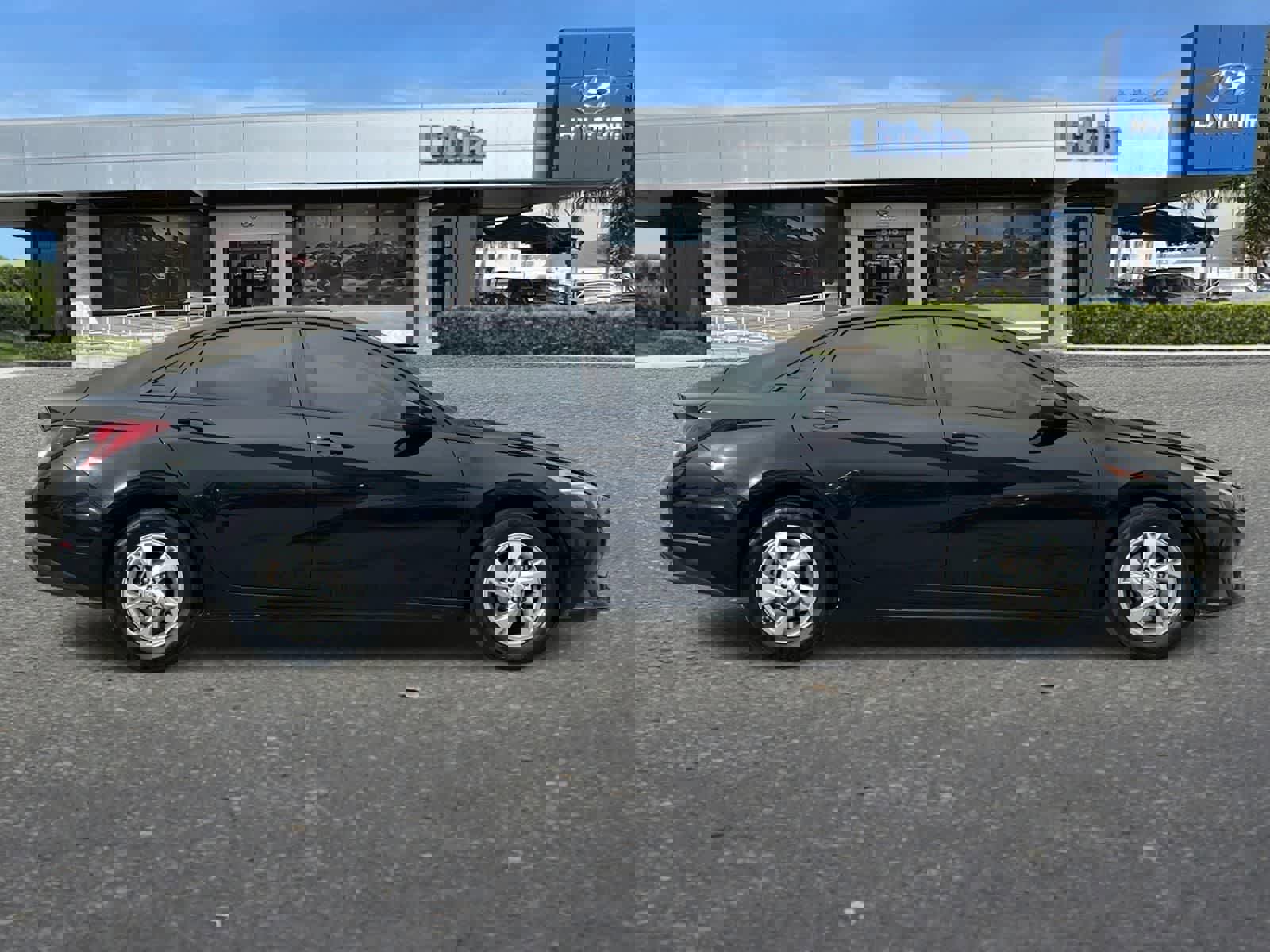 Used 2021 Hyundai Elantra SE image 9